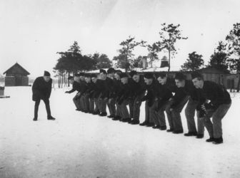 1977-3365 In een werkkamp, georganiseerd door de Nederlandsche Arbeidsdienst.