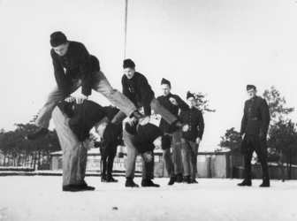 1977-3366 In een werkkamp, georganiseerd door de Nederlandsche Arbeidsdienst.