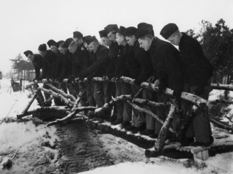 1977-3368 In een werkkamp, georganiseerd door de Nederlandsche Arbeidsdienst.