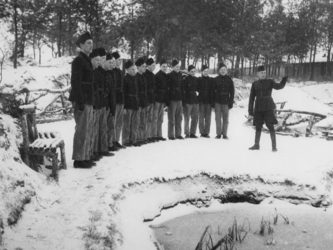 1977-3369 In een werkkamp, georganiseerd door de Nederlandsche Arbeidsdienst.