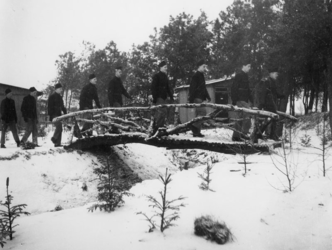 1977-3371 In een werkkamp, georganiseerd door de Nederlandsche Arbeidsdienst.