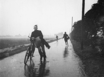 1977-3721 Door de hevige storm komen diverse fietsers en voetgangers in moeilijkheden.