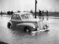 1977-3866 Een combinatie van zeer zware storm en springvloed veroorzaakt een watersnoodramp. Ook in Rotterdam zijn er ...