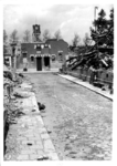 1980-5101 Gezicht in de door het Duitse bombardement van 14 mei 1940 getroffen Bezemmakerssteeg. Op de achtergrond de ...