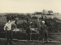 XXXIII-642-00-00-01-01-2 In verband met inundaties leggen tewerkgestelde arbeidskrachten een dijk aan ten noorden van ...