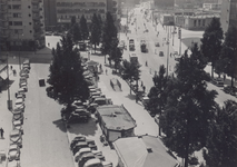 1977-700,-701 De Coolsingel.Van boven naar beneden afgebeeld:- 700: Op de voorgrond een parkeerplaats op, links het ...