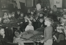1981-795 Kleuterclub in Crooswijk's volkshuis in de Van Reynstraat.