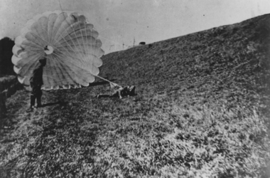 1968-251 Oefening van Duitse parachutisten - Fallschirmjäger - bij Paderborn in Duitsland.