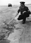 XXXIII-1703 Politieagent bij aangespoelde olie op het strand van Hoek van Holland.