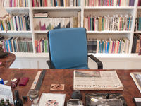 35-011 Het bureau, de bureaustoel en een deel van de boekenkast van Pim Fortuyn in zijn voormalige woning aan het G.W. ...